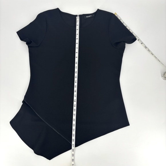 DKNY Black Asymmetrical Hem Short Sleeve Zipper Accent Top, Large - Picture 16 of 17